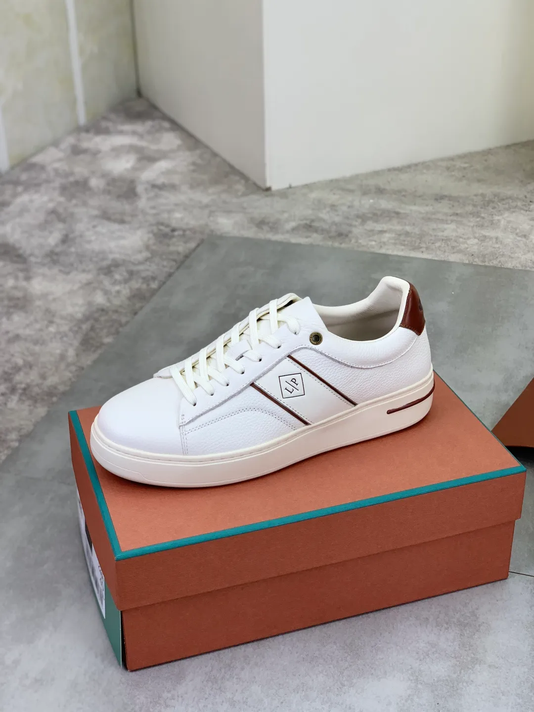 Men's men's shoes 💰P560 New style 💰High quality The latest casual shoes Loro Piana 💯Top grade💯Buy the original copy💯 Founded the existing Loro Piana company on April 24, 1924. It is now the sixth generation of family business, providing top quality products to customers who are discerning in taste and quality. Imported original fly woven fabric with cowhide fabric, plain calfskin lining. Hand-sewn thread with cowhide feet. Original packaging. Number of yards: 38-44 (customized for 45 and 46). 2️⃣ colors available.